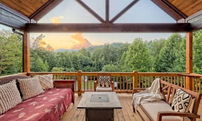 Clarkesville House | The Fox Den Overlook with Hot Tub - Idyllic Lake Burton and N. GA Mtns.