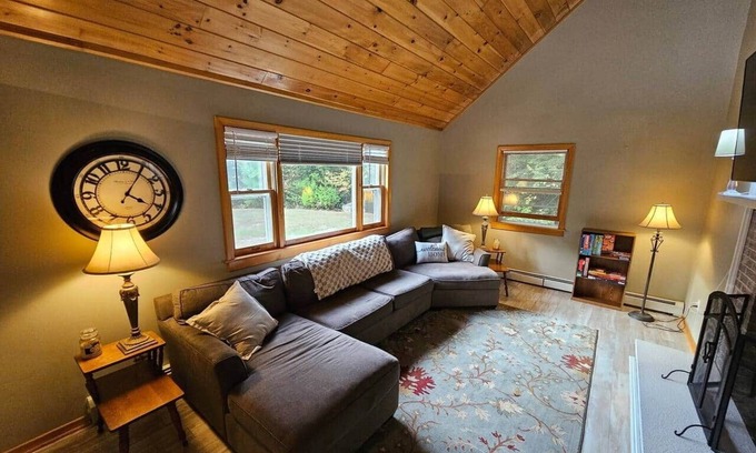 Bath House | The Fox Den w/Hot Tub, Pool & Lake