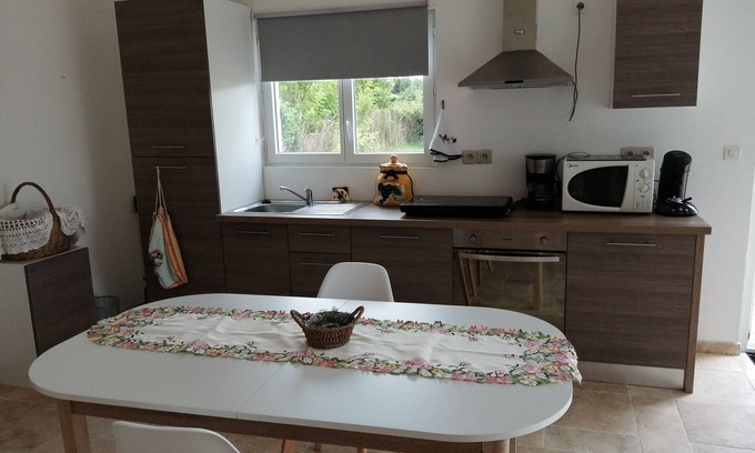 Les Eglisottes-et-Chalaures House | The little vineyard house