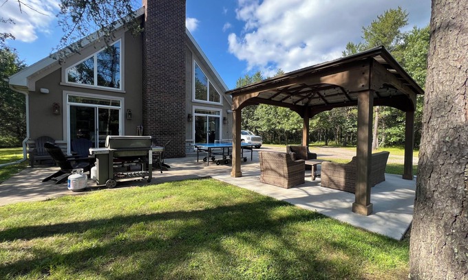Necedah House | The Game Cabin – 5-Acre Retreat w/Arcades, Pool Table, Fire Pit & Ping Pong
