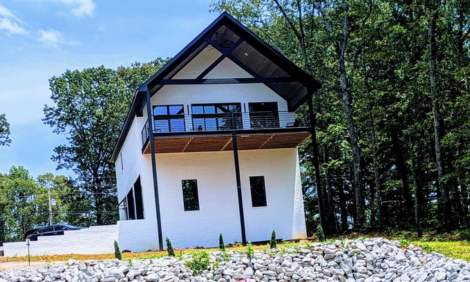 Muscle Shoals House | "The Gamers Garage" Lakehouse w/Game Room & Boat Pier