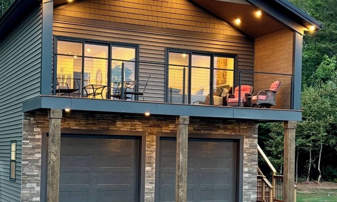 Miltonvale Park Apartment | The Garagemahal on Glengyle! Private barndominium apartment, 10 mins from town.