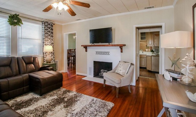 Richmond Hill Cottage | The Gas Lantern-Quiet and Convenient *Pets*