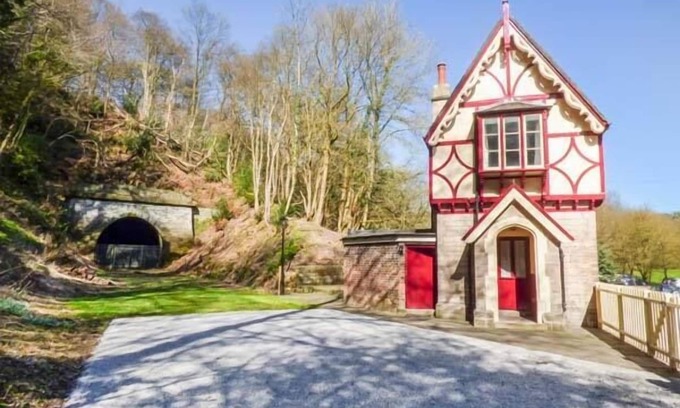 Oakamoor Cottage | THE GATE HOUSE, pet friendly, with a garden in Oakamoor