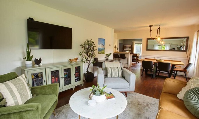 Olde Town House | The Gateway House- Epic View and Yard