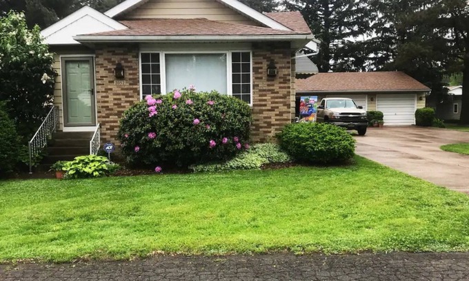 Erie House | The Gathering Place (rent the entire home)