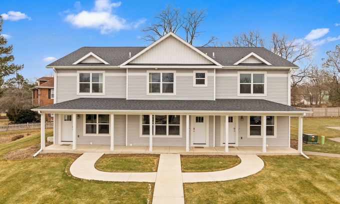 Lake Geneva House | The Geneva Collection- Sleeps 40- 2 Blocks to Downtown
