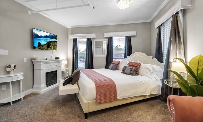 Hamburg Apartment | The Glam Room at The West End Inn