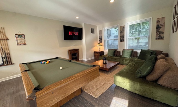Nauck House | The Glebe House: Host 25, Arcade, Hot Tub, Speakeasy, Family & Friends Getaway