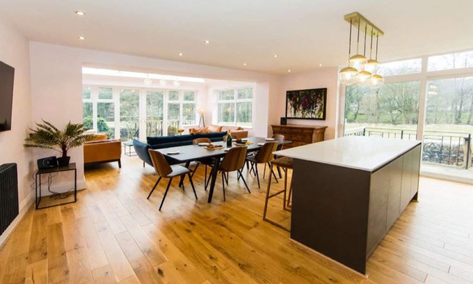 Lofthouse Apartment | The Grande Suite at Nydsley Hall - 2 Bedroom Apartment with Hot Tub