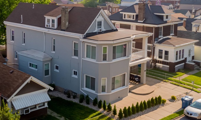 Dayton House | The Gray Whale. 6 BR 3 Baths. Three miles to Downtown Cincinnati. Sleeps 18+