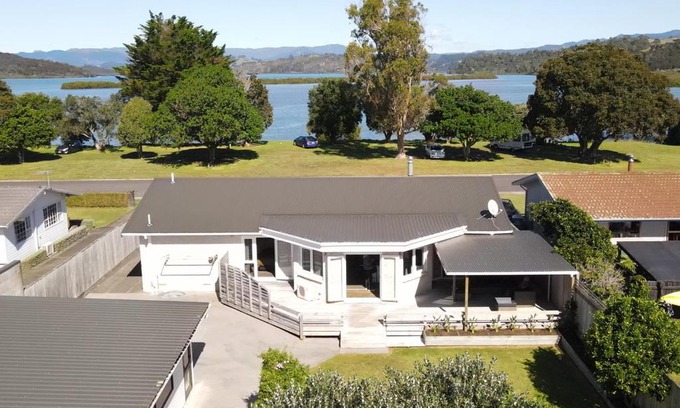 Whitianga House | The Great Escape, Luxury Waterfront, HotTub