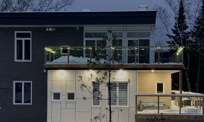 Saint Donat House | The ground floor of a large Residence on the edge of the lake. All the services