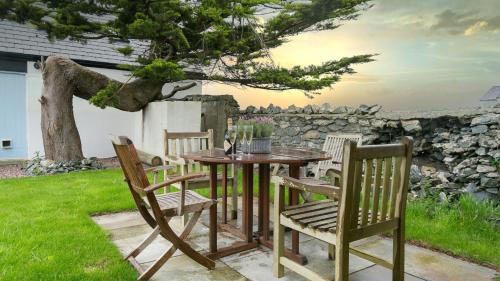 Caergeiliog House | The Gun Room
