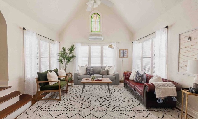 Crestwood House | The Halcyon- a Cozy 2BR Tudor in Crestwood-Sleeps 6!
