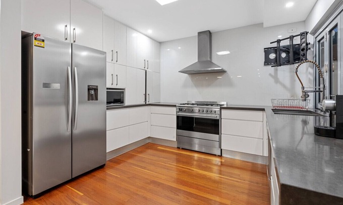 Bulimba House | The Hampton Retreat - 6BR 16 Guest Pet Friendly House