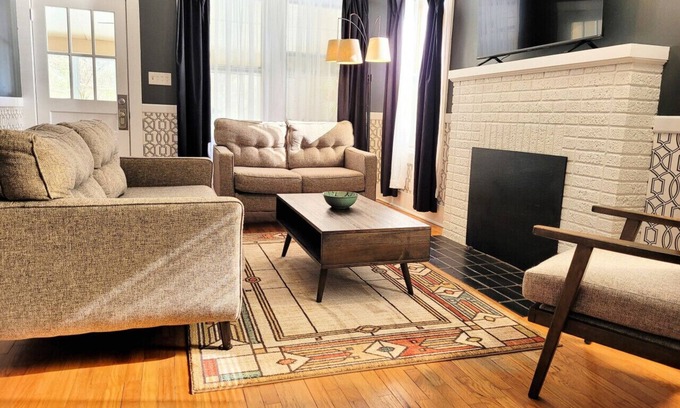Hot Springs Apartment | The Harrell House with Jacuzzi Tub - Dog Friendly