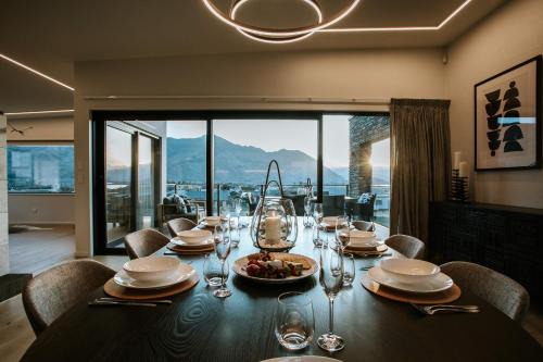 Wanaka House | The Heights - Sleeps 8 - Lake Views - Outdoor Fire