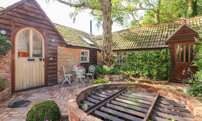 Little Coxwell Cottage | THE HEMMEL, family friendly, character holiday cottage in Faringdon