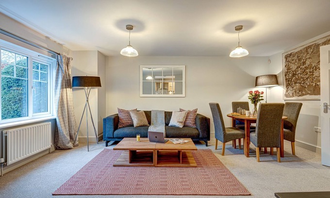 Oxford Apartment | The Hensington Suite Vanbrugh 1 | Oxford Holiday Lets | 2 Beds & Sleeps 4
