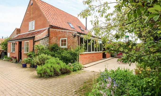 West Beckham Cottage | THE HERMITAGE, family friendly, with open fire in Sheringham