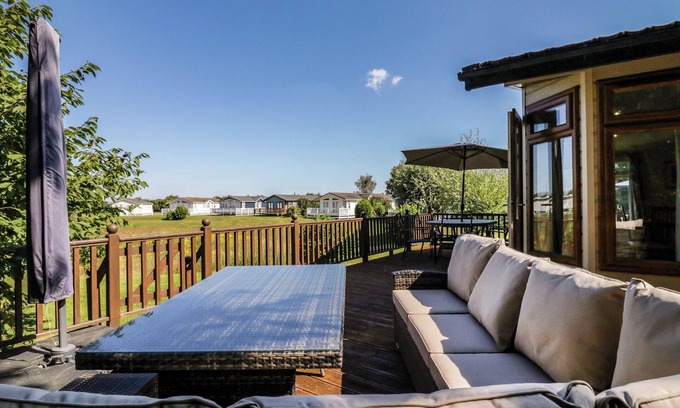 Aldeburgh Cottage | THE HIDE OUT, ALDEBURGH, pet friendly, with open fire in Aldeburgh