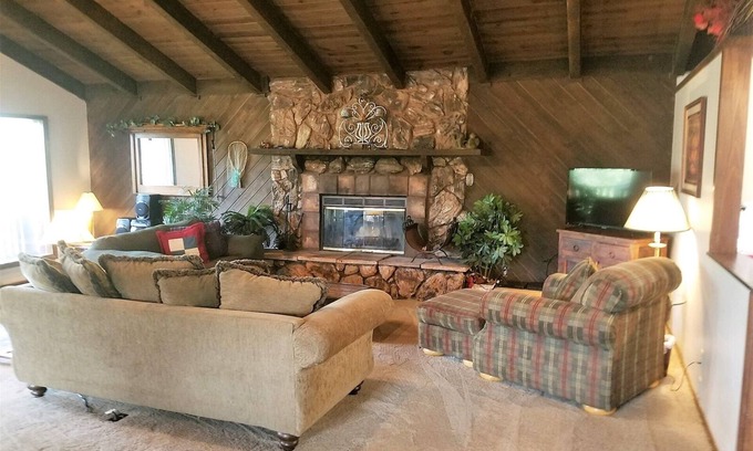 Ruidoso House | The Hideaway - Five Bedroom Cabin with Hot Tub and Pool Table!