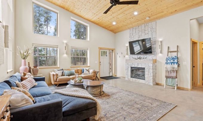 Fairplay Cabin | The Hideaway - Hot tub, Attached garage, Private, Modern 3-bedroom cabin