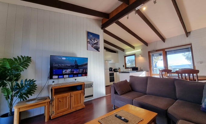 Jindabyne Apartment | *The Hideout - Lake Views l WiFi l Pet Friendly l BBQ