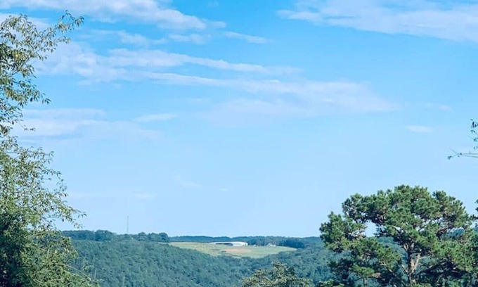 Shirley House | The Hilltop Hideaway, Extended Stays Welcome!