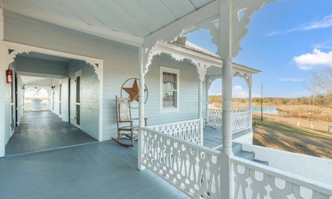 Eclectic House | The Historical Ponderosa, minutes from Lake Martin