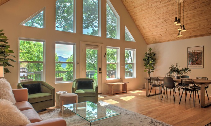 Asheville House | The Honeybee Hideaway | A Peaceful Sanctuary | Hot Tub, Fire Pit and Pet-Friendly