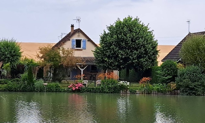 Saint-Georges-sur-Arnon Ski Chalet | The house by the pond