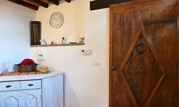 Castelnuovo dei Sabbioni House | The house in the village