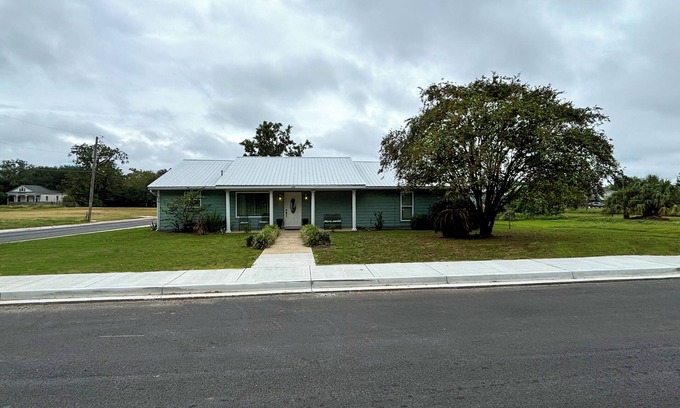 East Biloxi House | The Howard House in Biloxi – Walk to Beach, Art, and Entertainment