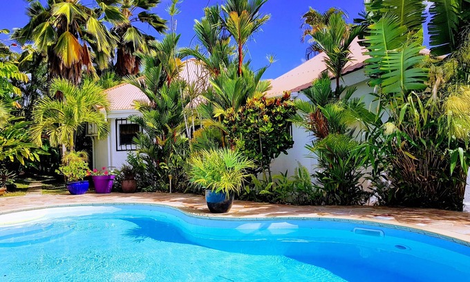 Sainte-Luce Villa | The hummingbird patio, original villa by the sea