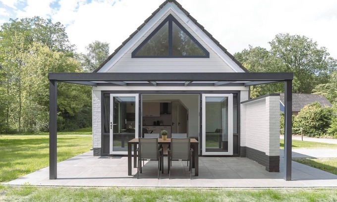Nieuw Heeten House | The IJssel Luxe bungalow offers luxury and tranquility in nature for 4 people, with modern amenities and a beautiful terrace.