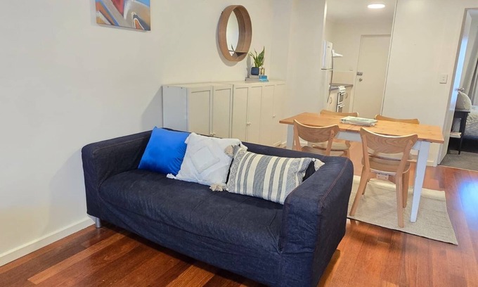 North Adelaide Apartment | The Jerningham Nest (formerly City Edge Apartment - North Adelaide) walk to Oval