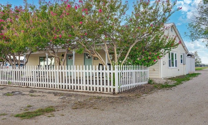 Fredericksburg House | The Judy: Romantic Wine Trail Haven with Hot Tub