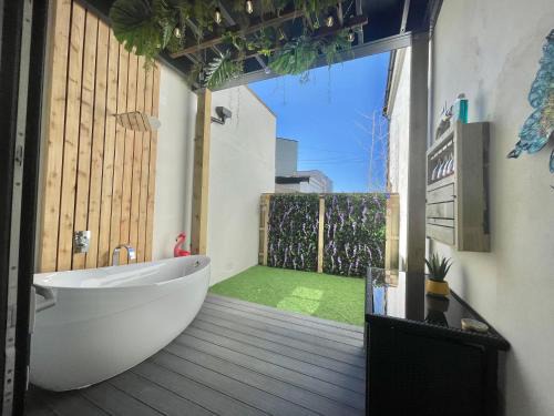 Southbourne Apartment | The Jungle Apartment - by Coastline Retreats - Jungle Themed Garden Apartment - Outdoor Bath - Next to Seafront - Childrens Toys - Superfast Wifi - Netflix - Disney