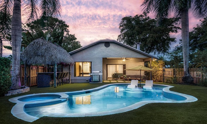 Central Corals Villa | The Jungle House - Designer Pool Home w/Tanning Ledge + Tiki Cabana + Pool Table