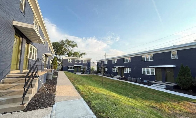 Joslyn Castle Apartment | The Juniper- 5 min to UNMC, Blackstone, Midtown