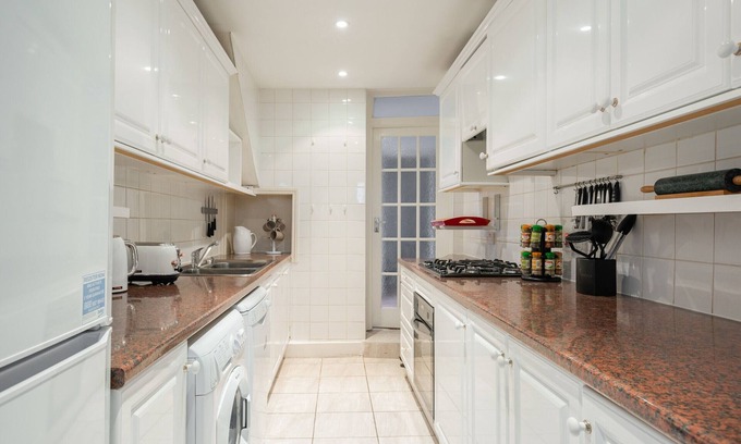 Royal Borough of Kensington and Chelsea House | The Kensington Palace Mews - Bright & Modern 6BDR House with Parking Space