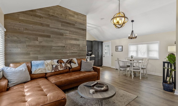 Saratoga Springs Cottage | The Kings Cottage-Hot Tub! Pet Friendly! Fire pit, Outdoor Games, Close to Town