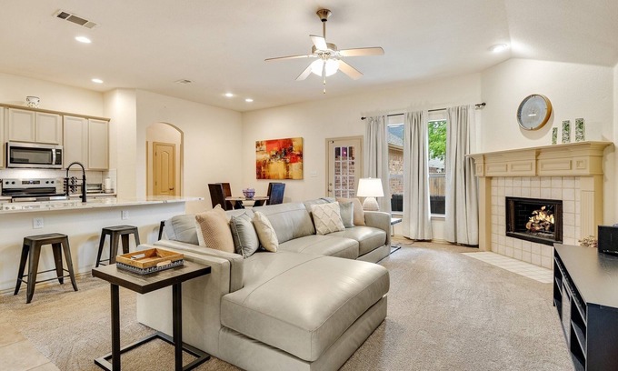 McKinney House | The Knob Cozy 3-Bedroom Home-Elegant Retreat in McKinney