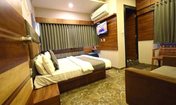 Ahmedabad Hotel | The Lake Palace