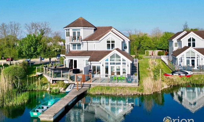 South Cerney House | The Landings 11, Water View (P)