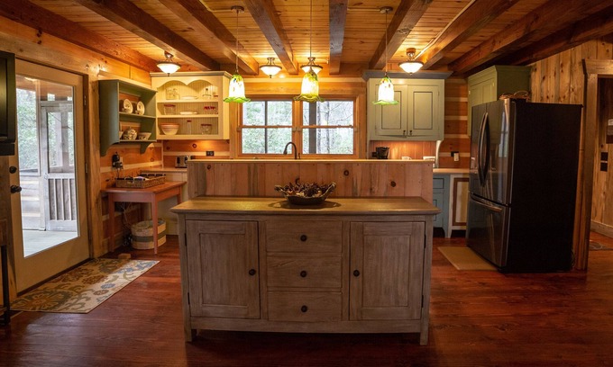 Dahlonega Cabin | The Laurel: a unique mountain experience near waterfalls, wineries, and weddings