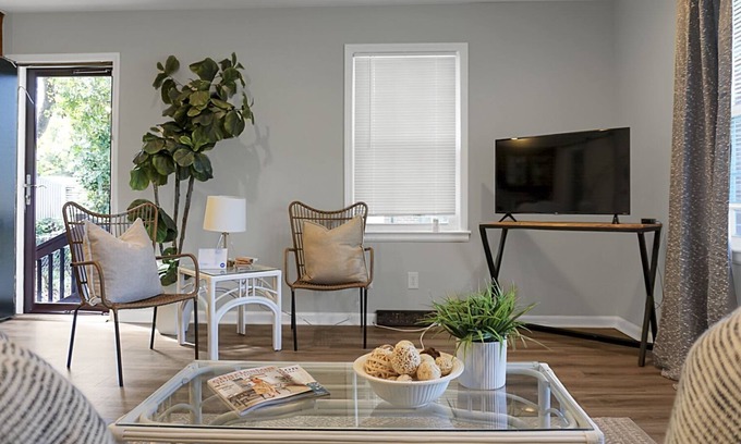 North Charleston House | The "Lay-Over"Remodeled stylish 3 Bedroom home~ PRIME LOCATION PETS OK Sleeps 8