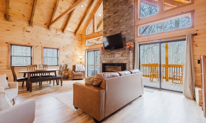 Saint Helens Cabin | The Lazy Maple in RRG - Fire pit/hot tub/arcade/wifi